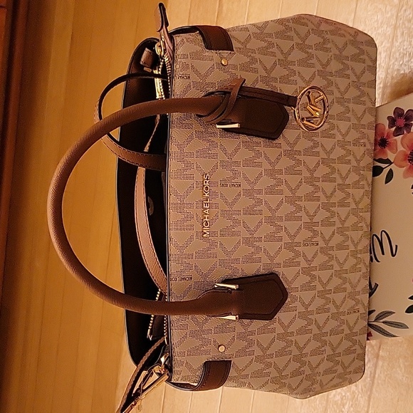 Michael Kors Lynn Satchel - Picture 11 of 16